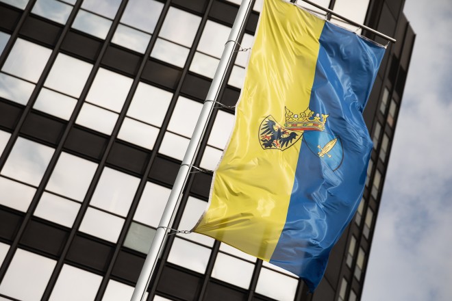 Foto: Die wehende Flagge der Stadt Essen vor dem Rathaus